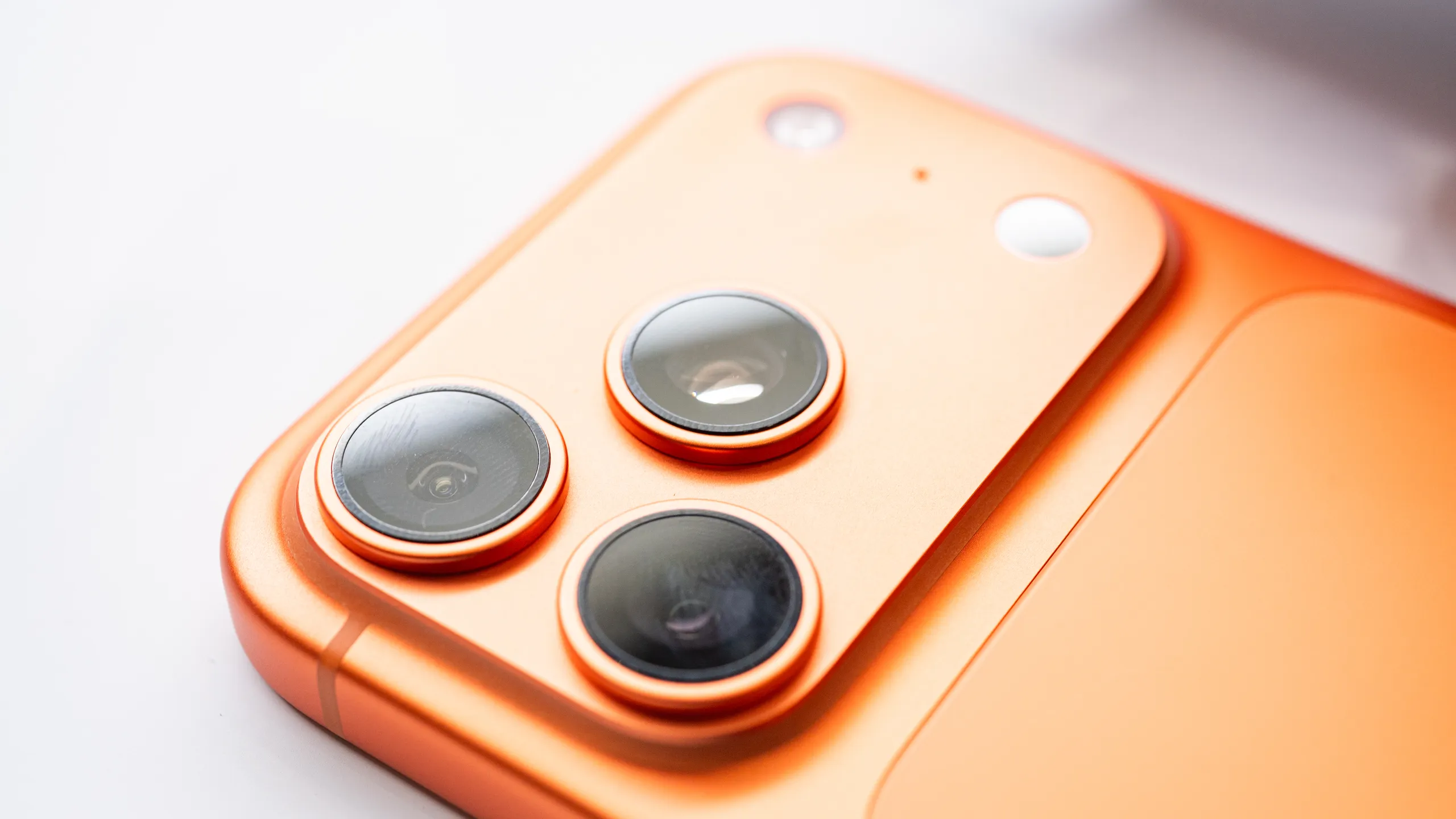 Cámara del iPhone borrosa o no enfoca: causas y solución (2026)